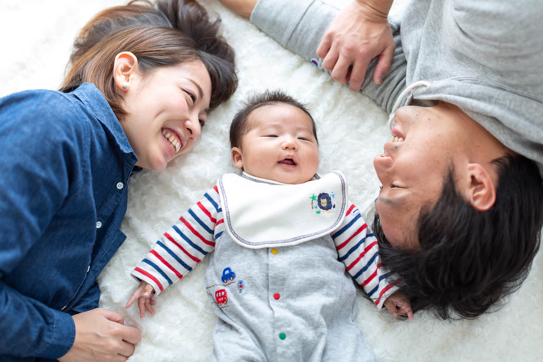 仲睦まじい子連れ家族の写真