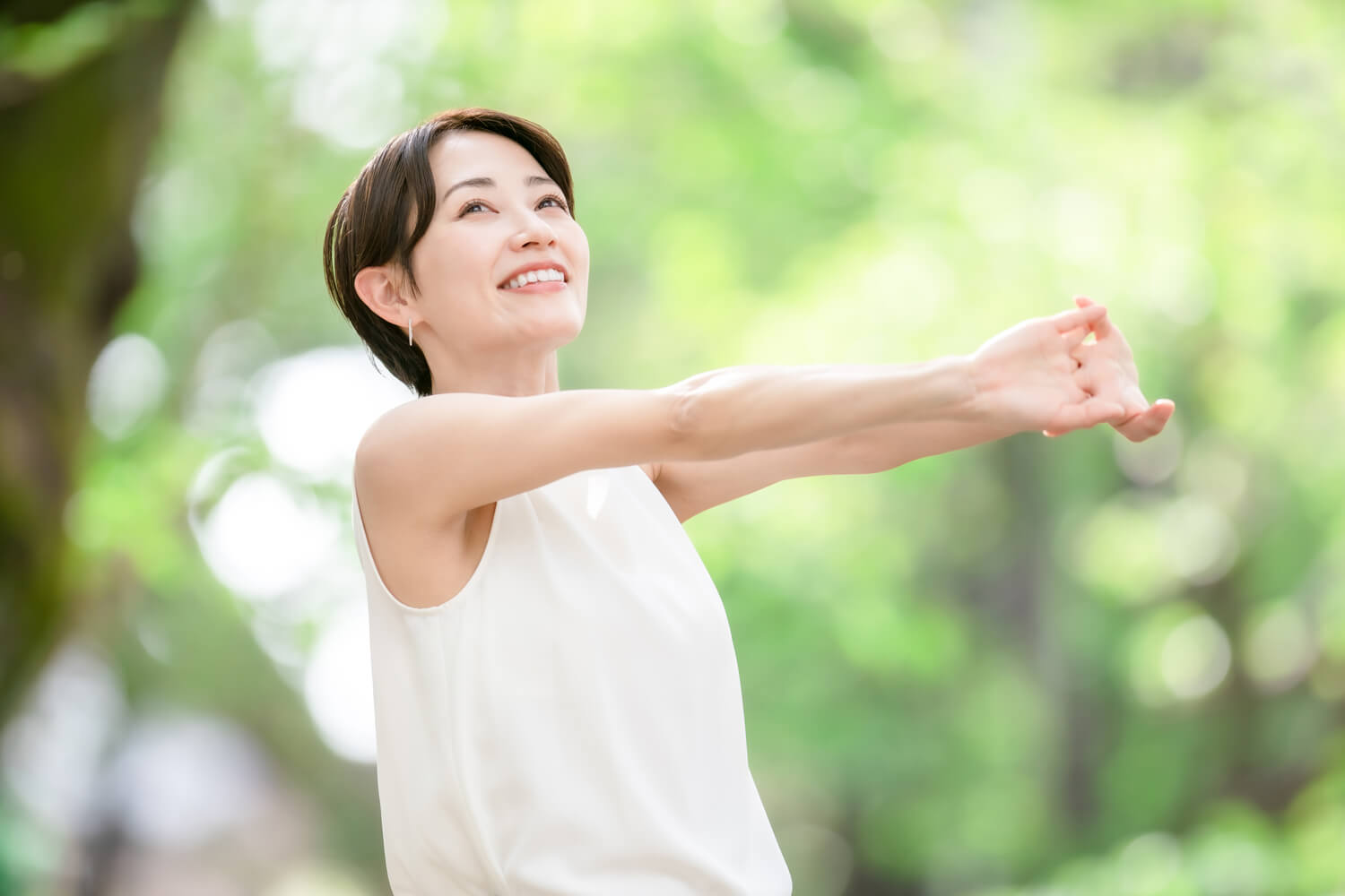 リフレッシュする女性の写真