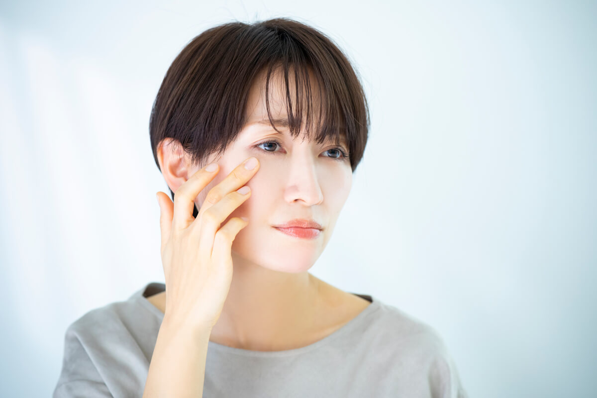 肌荒れした女性の写真